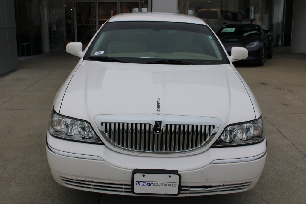 Pre-Owned 2010 Lincoln Town Car Signature 4D Sedan in Paris #139A | Dan