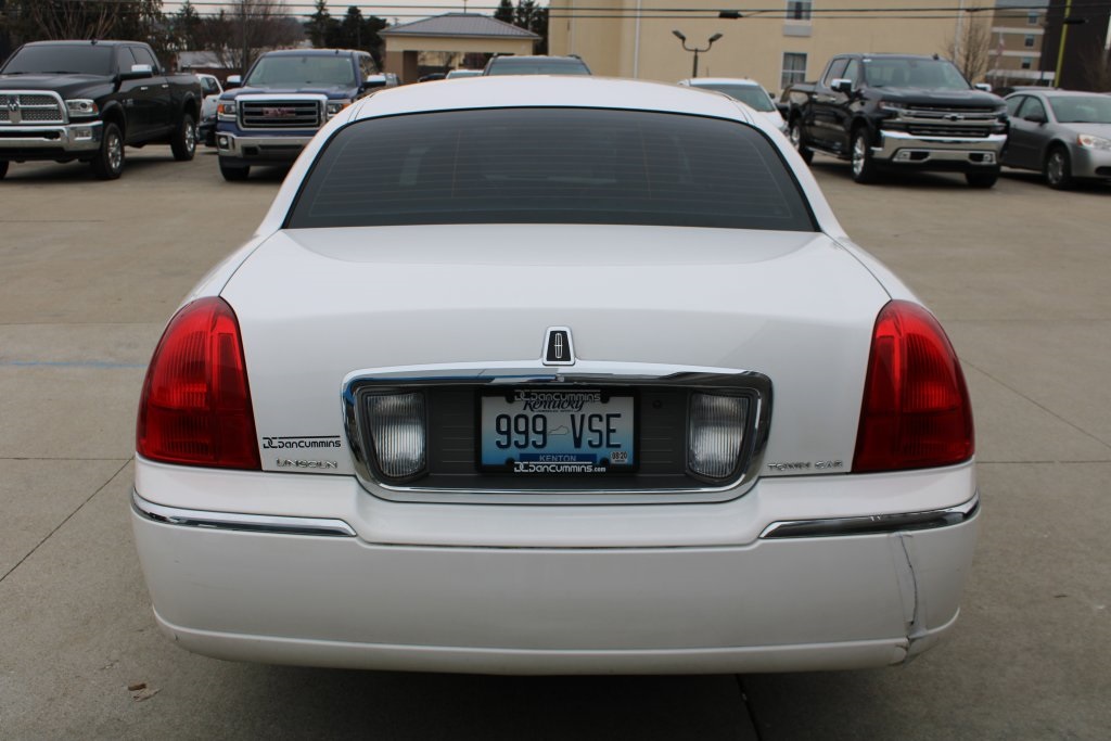 Pre-Owned 2010 Lincoln Town Car Signature 4D Sedan in Paris #139A | Dan